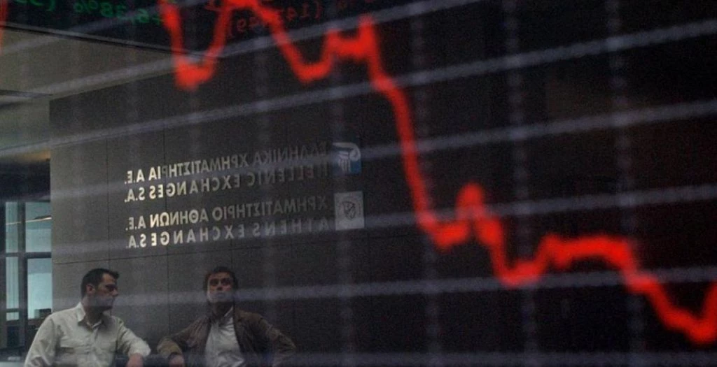 Μαίνεται η «καταιγίδα» – Νέο τραπεζικό sell off «χτυπά» το Χρηματιστήριο Αθηνών – Κατακόκκινο το ταμπλό